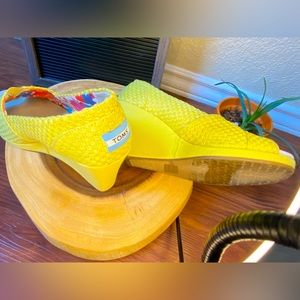 Toms Yellow wedges size 8W
